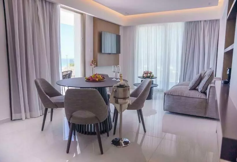 Executive-sviitti, Pavlo Napa Beach