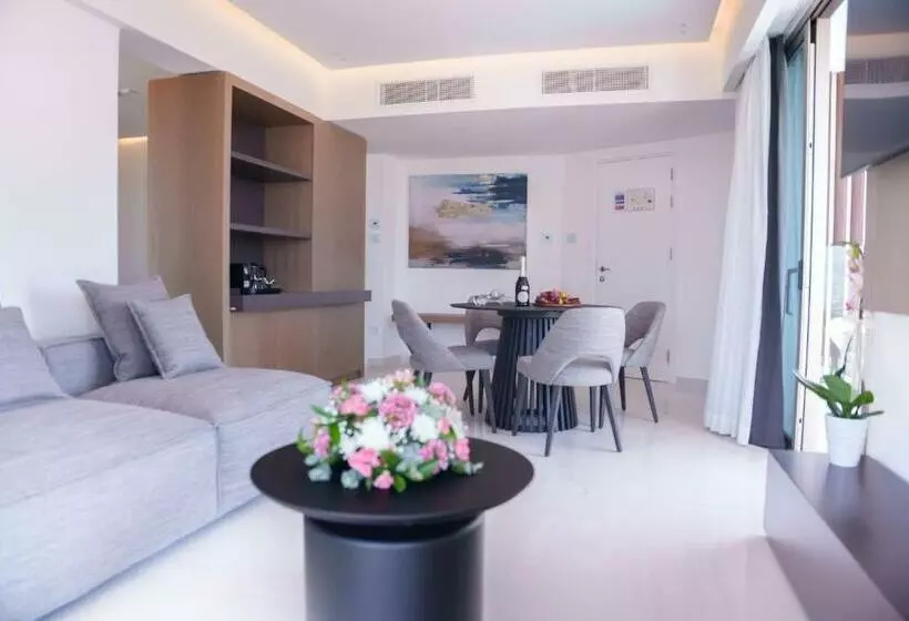 Executive-sviitti, Pavlo Napa Beach