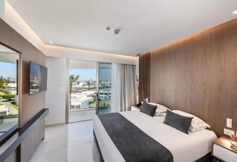 Executive-sviitti, Pavlo Napa Beach