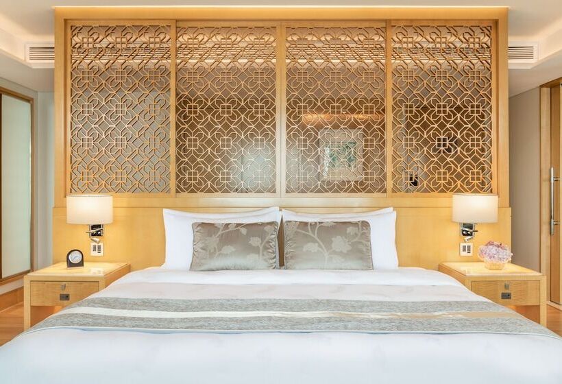 اتاق کلاب, White Swan