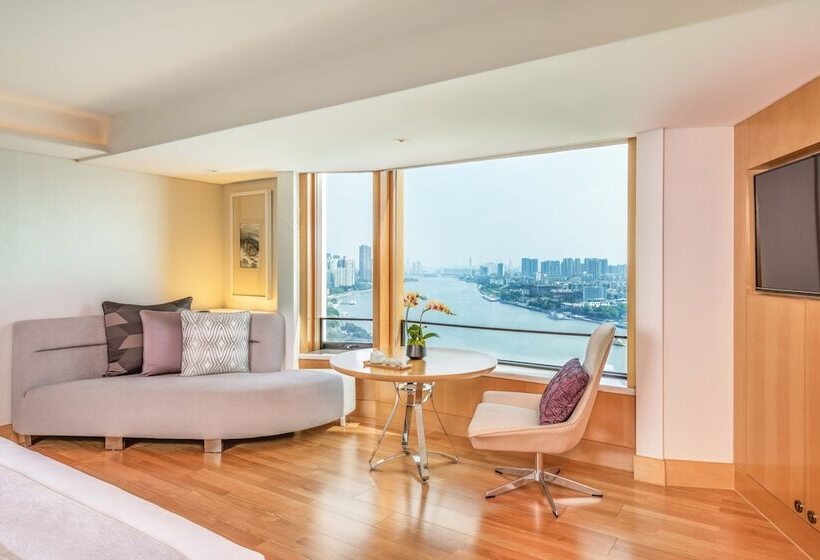 اتاق کلاب, White Swan