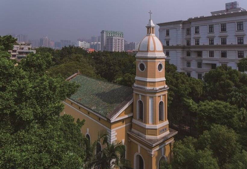 اتاق لوکس با چشمانداز شهر, White Swan