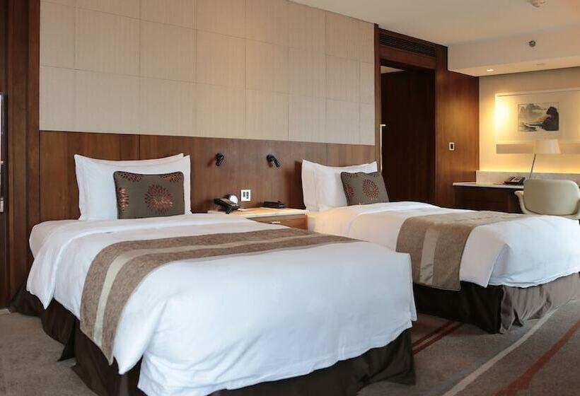 اتاق لوکس با چشمانداز شهر, White Swan