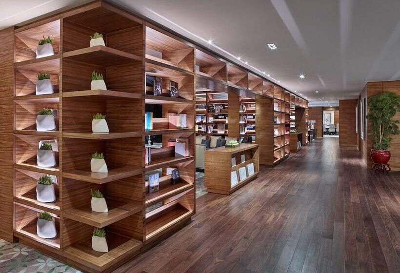 اتاق لوکس با چشمانداز شهر, White Swan