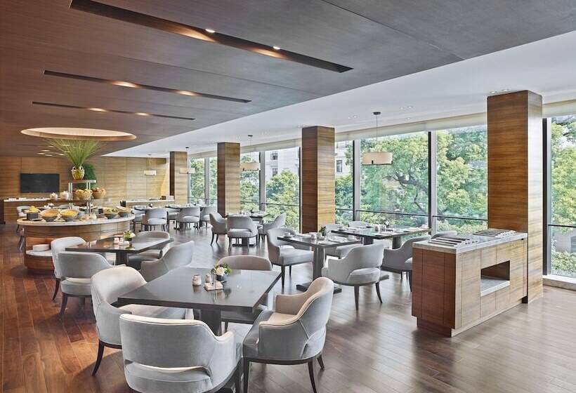 اتاق لوکس با چشمانداز شهر, White Swan