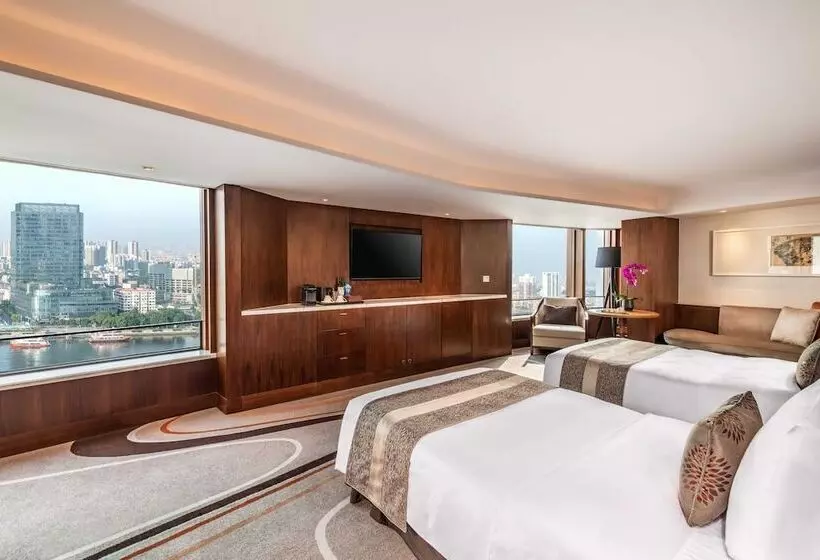 Deluxe room with river view, White Swan