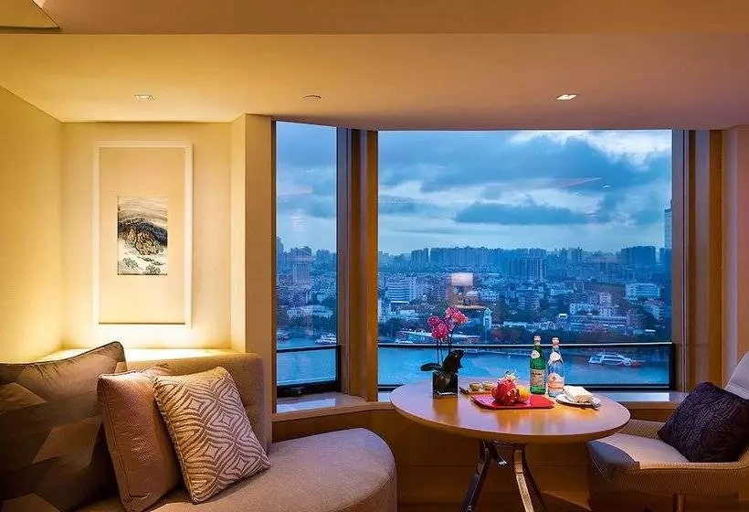 Deluxe room with river view, White Swan