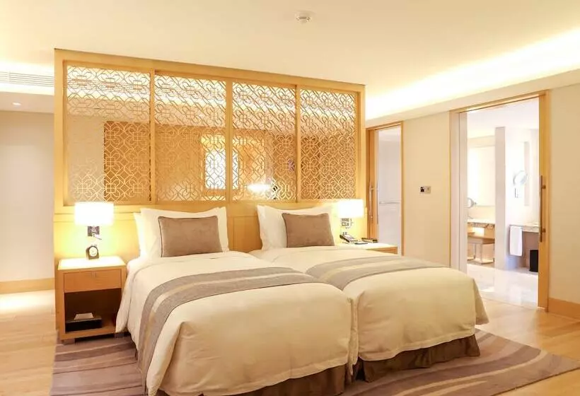 Deluxe room with river view, White Swan
