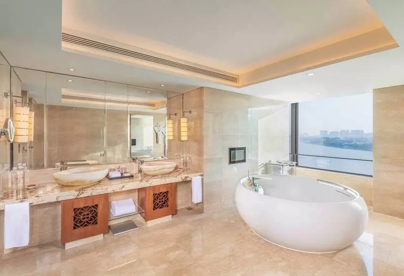 Club Suite, White Swan