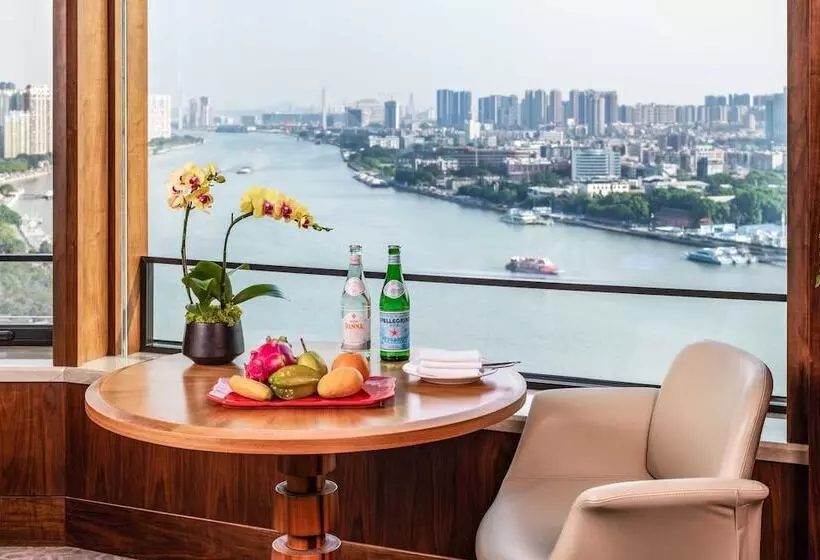 Club Suite, White Swan