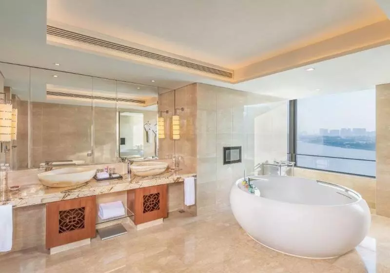 Club Suite, White Swan