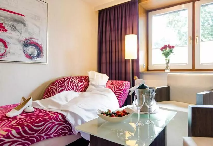 Superior Room, Celler Tor