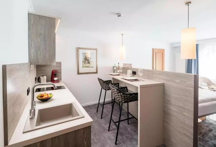 Standard Studio, Celler Tor
