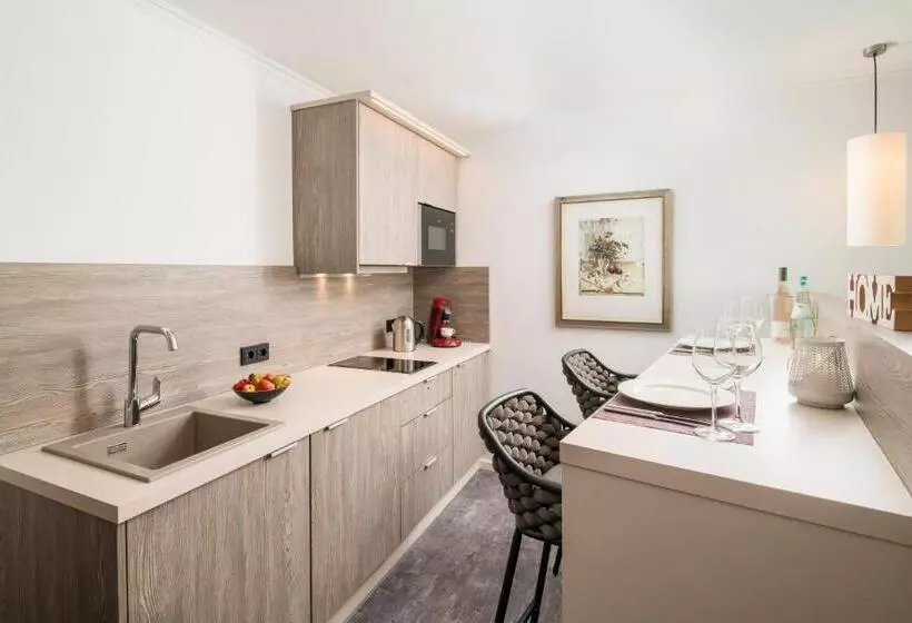 Standard Studio, Celler Tor