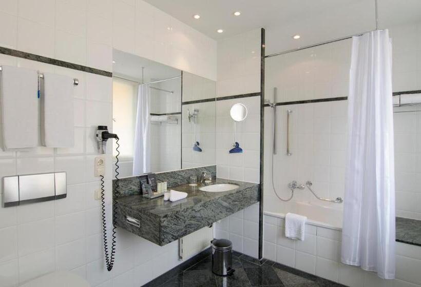 جناح جونيور, Radisson Blu Hotel Schwarzer Bock Wiesbaden