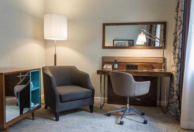 جناح جونيور, Radisson Blu Hotel Schwarzer Bock Wiesbaden