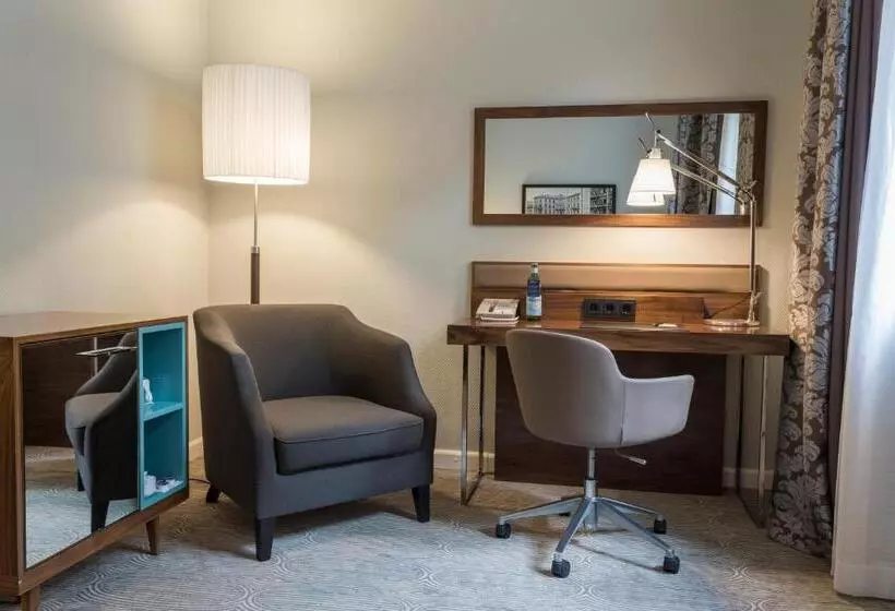 اتاق سوپریور با بالکن, Radisson Blu Hotel Schwarzer Bock Wiesbaden