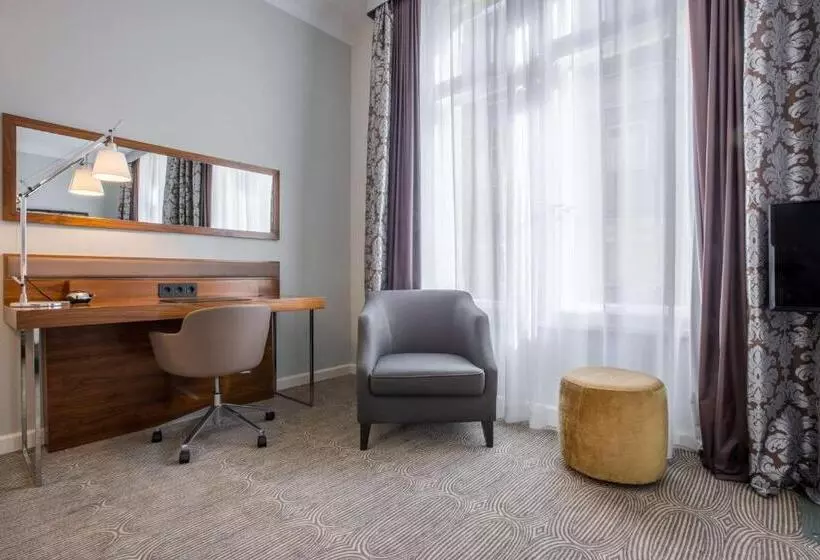 اتاق سوپریور با بالکن, Radisson Blu Hotel Schwarzer Bock Wiesbaden
