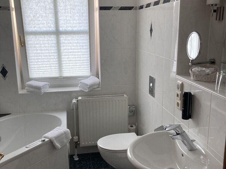 جناح جونيور, Schloss Hotel Holzrichter