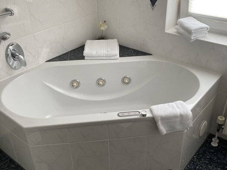 جناح جونيور, Schloss Hotel Holzrichter