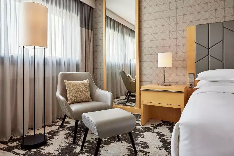اتاق استاندارد با تخت بزرگ, Sheraton Frankfurt Airport Hotel & Conference Center