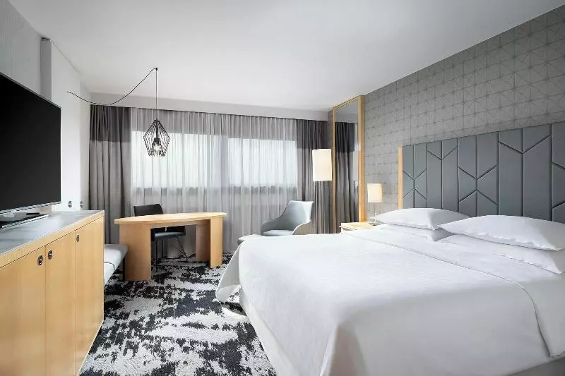 اتاق استاندارد با تخت بزرگ, Sheraton Frankfurt Airport Hotel & Conference Center
