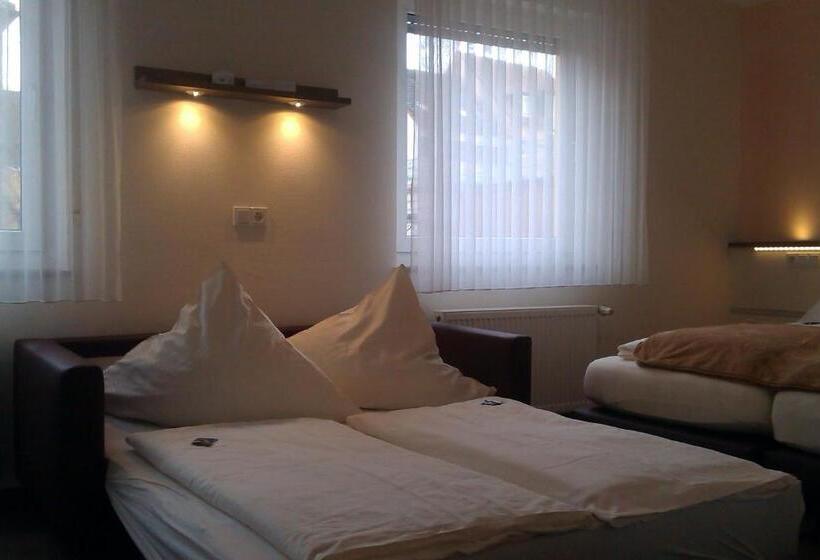 غرفة عائلية, Central Egbr