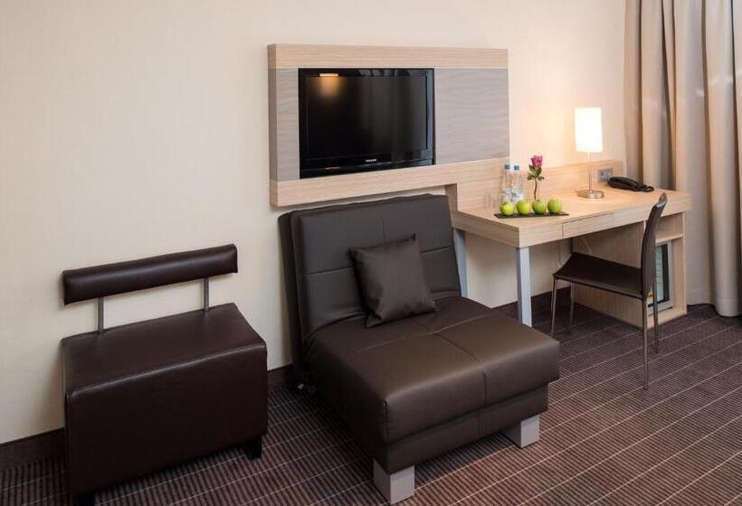 غرفة قياسية رباعية, New Orly