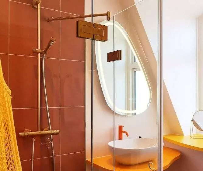 Suite, Alexandra