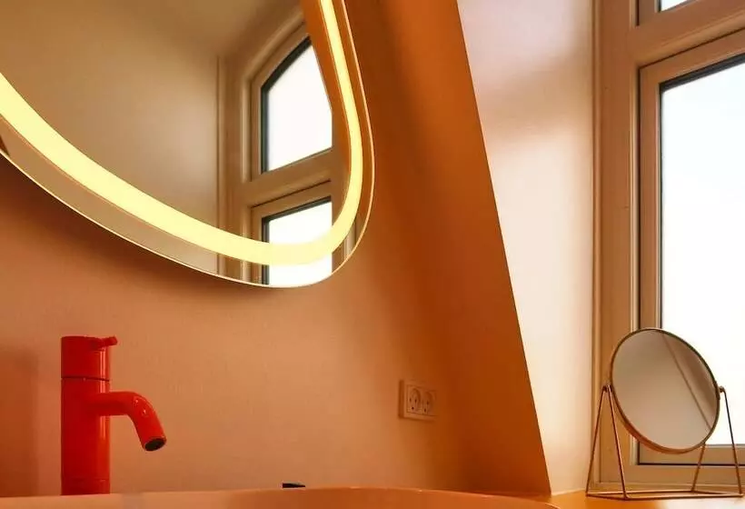 Suite, Alexandra