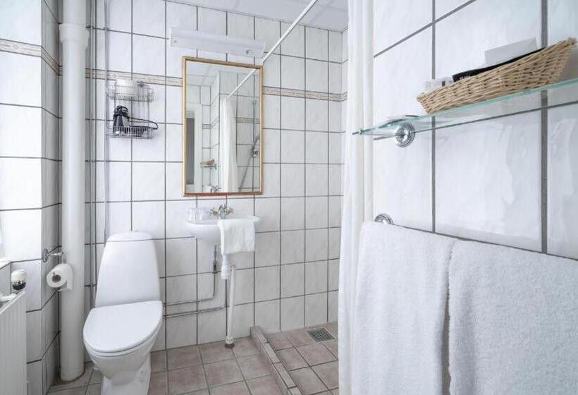 标准单人间, Dania