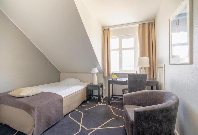 标准单人间, Dania