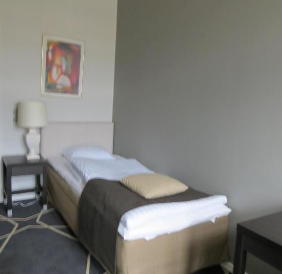 标准单人间, Dania