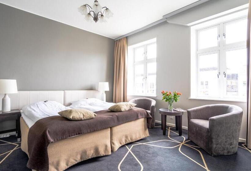 高级大房间, Dania