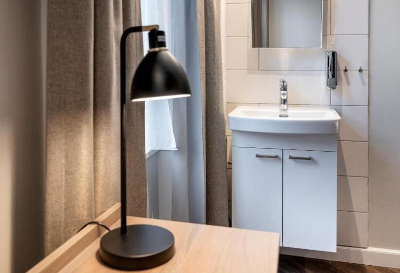 标准三人间共用浴室, Go Hotel Saga