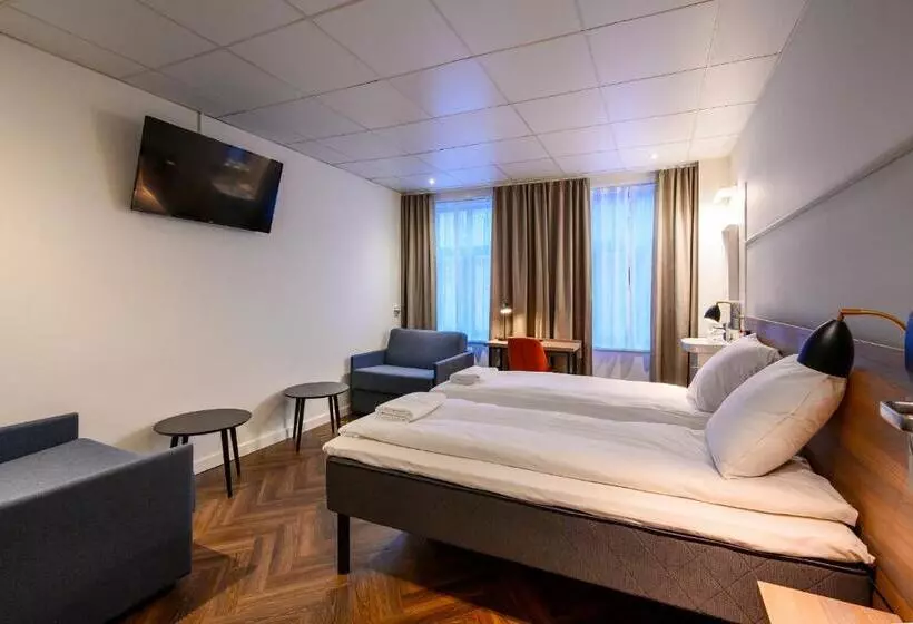 Neljän hengen Economy-huone jaetulla kylpyhuoneella, Go Hotel Saga