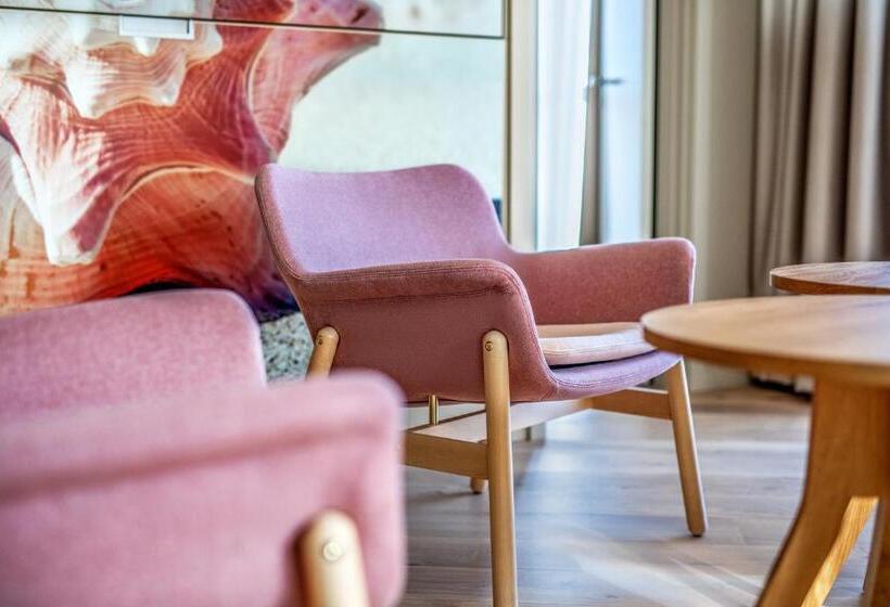 جناح جونيور, Quality Hotel The Reef