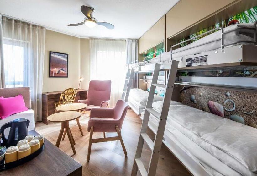 جناح جونيور, Quality Hotel The Reef