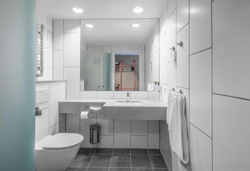 جناح جونيور, Quality Hotel The Reef