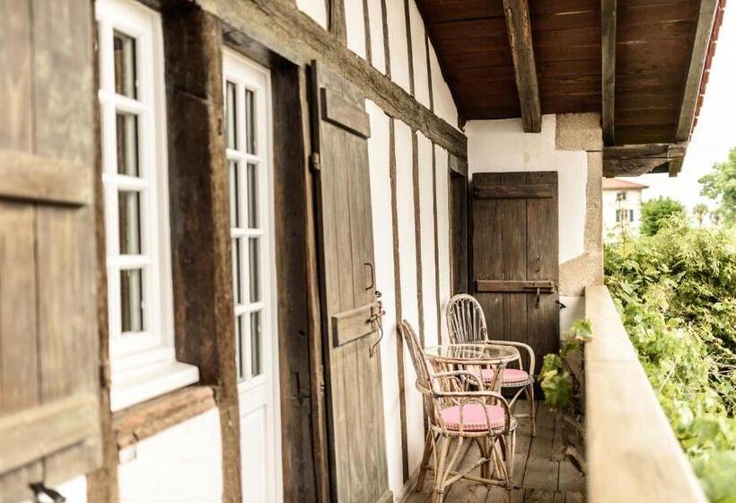 Superior Room with Balcony, Arraya