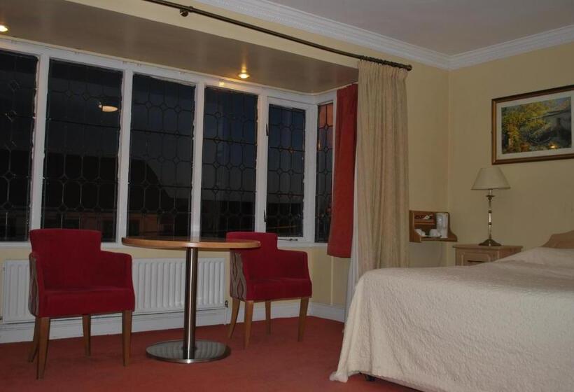 חדר משפחתי, Hibernian Hotel & Leisure Centre