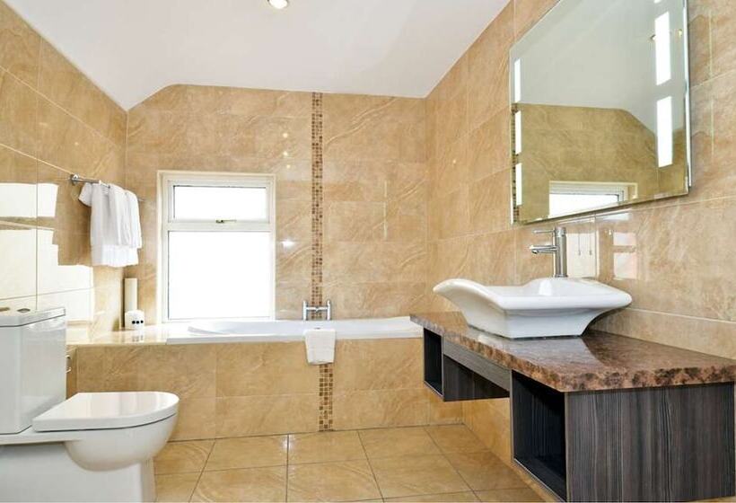 חדר סטנדרט לשלושה, Hibernian Hotel & Leisure Centre