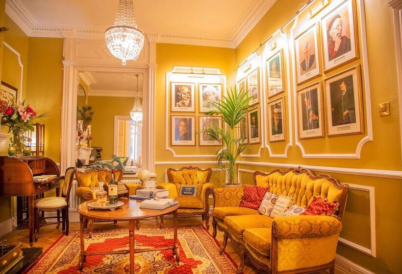 اتاق استاندارد سه نفره, Kilronan House