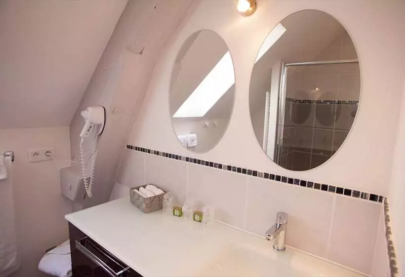 Standard Kolmen Hengen Huone, Logis Hotels Auberge De L île Hôtel 3 étoiles Et Restaurant