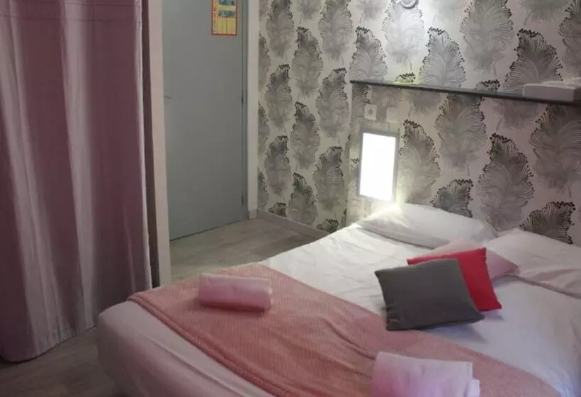 Standard Kolmen Hengen Huone, Logis Hotels Auberge De L île Hôtel 3 étoiles Et Restaurant
