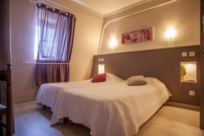 غرفة قياسية ثلاثية, Logis Hotels   Auberge De L île   Hôtel 3 étoiles Et Restaurant