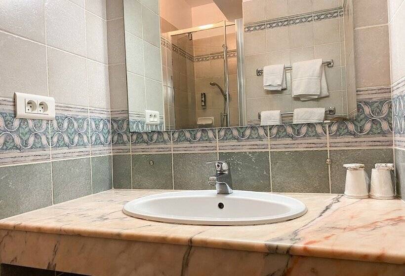 Номер Стандарт Трехместный, Logis Grand Hotel Bain