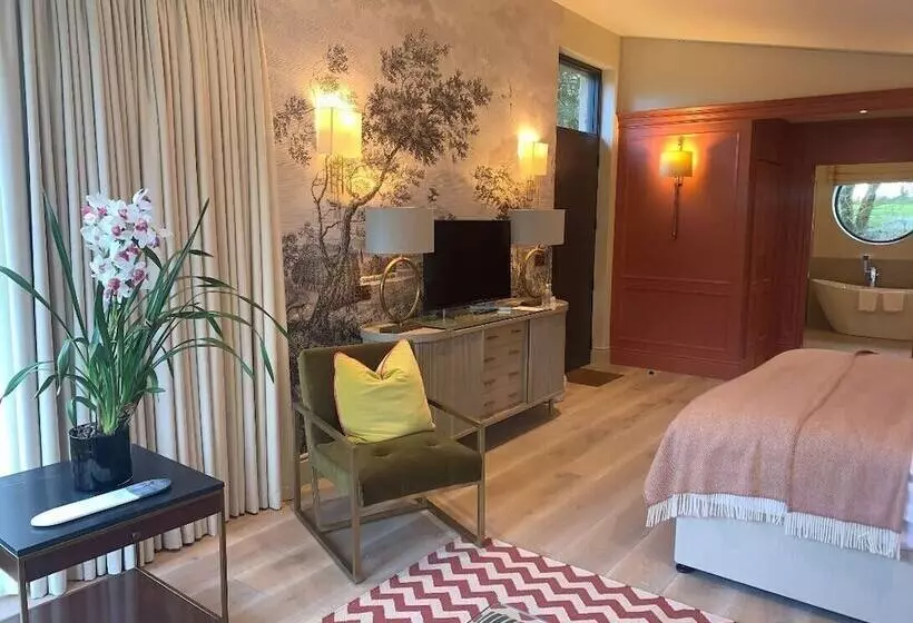 Standard studio with lake view, Marlfield House Hotel Relais Et Chateaux