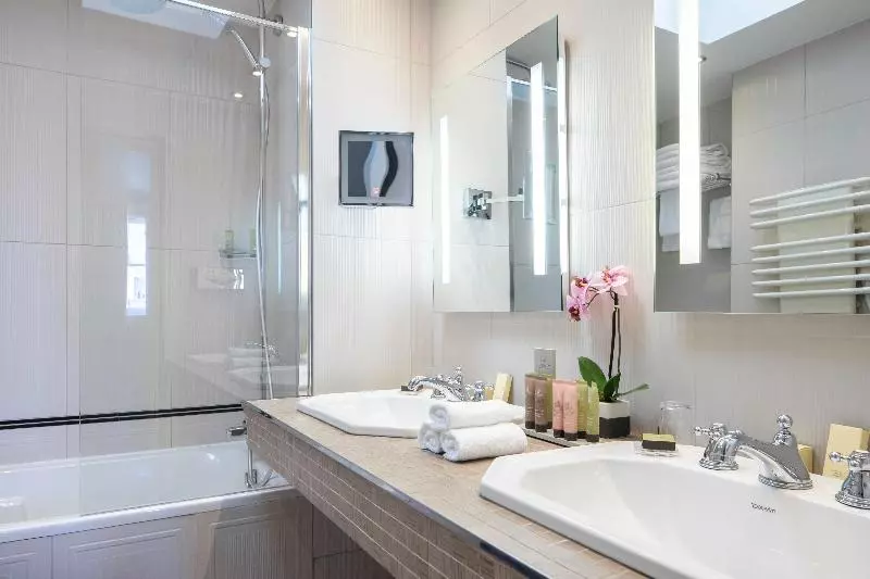 Chambre Triple Standard, Bradford Elysees  Astotel