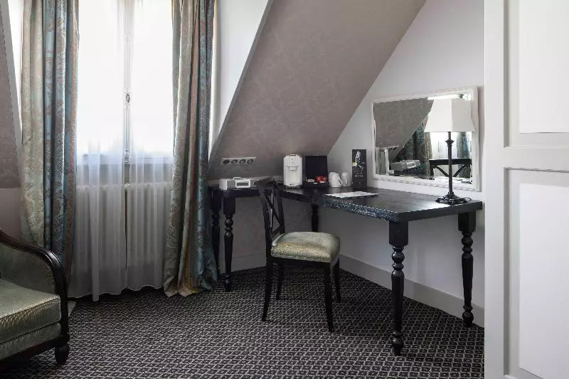 Chambre Triple Standard, Bradford Elysees  Astotel
